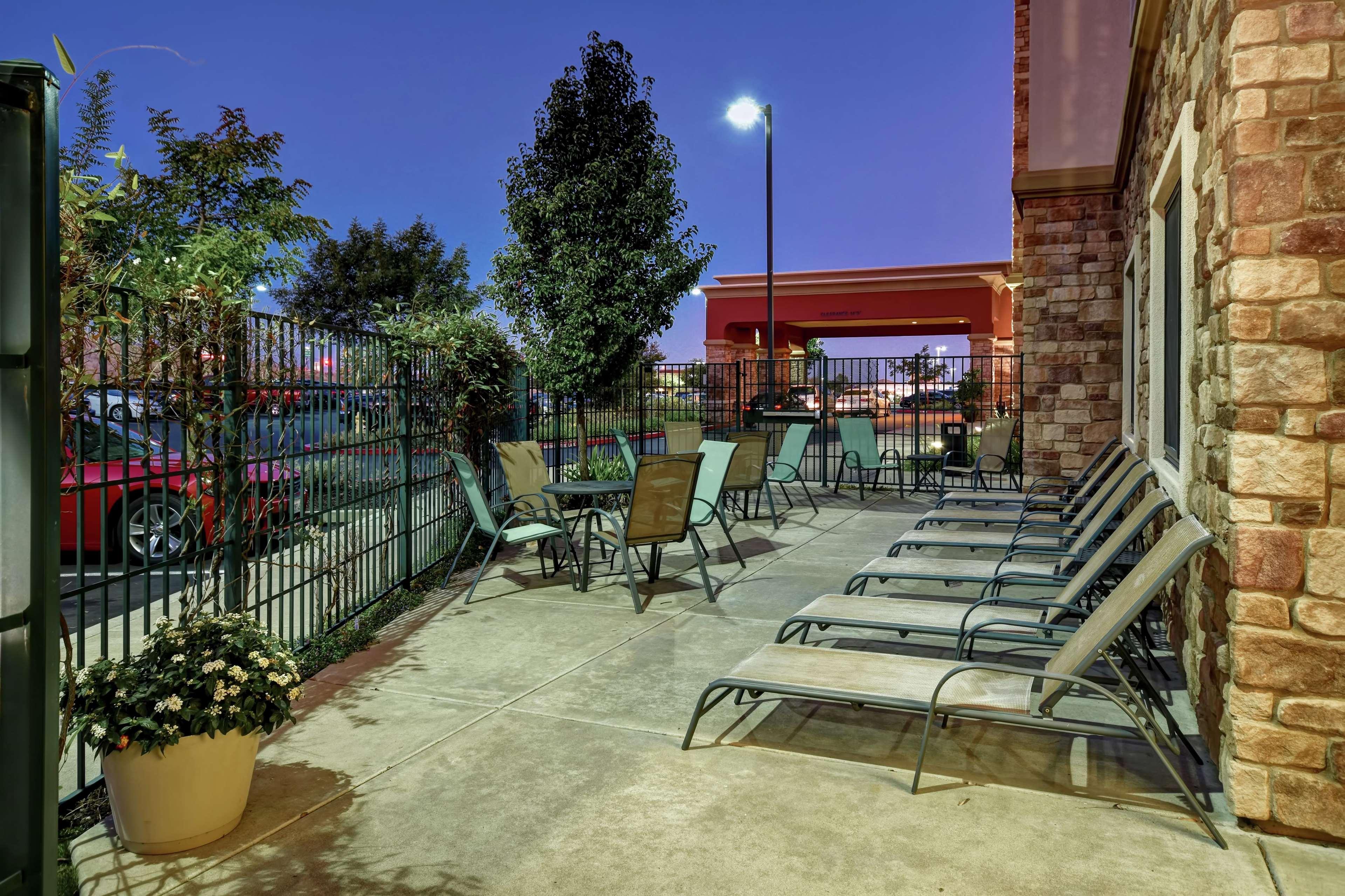 Hampton Inn & Suites Фолсъм Екстериор снимка