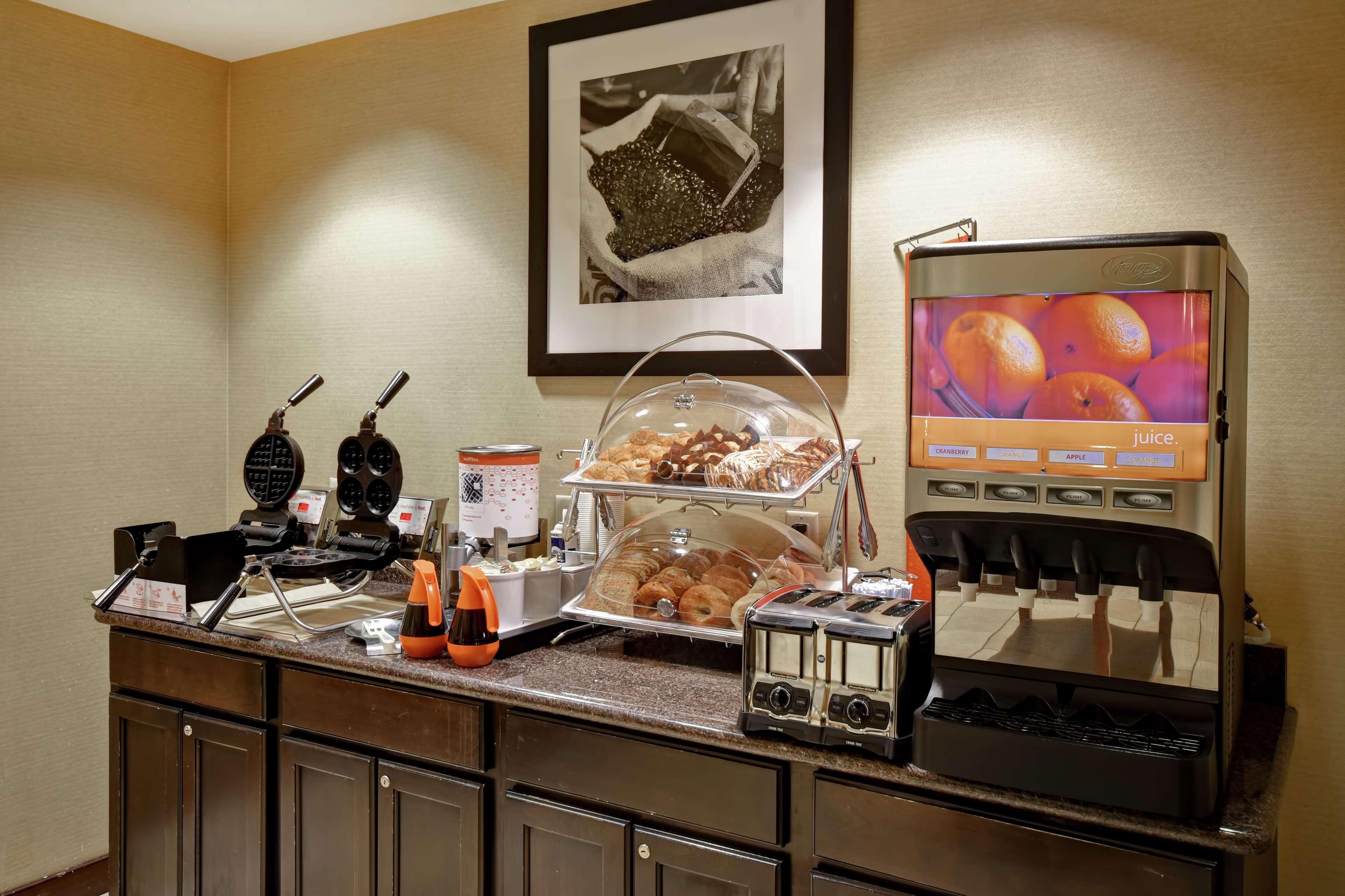 Hampton Inn & Suites Фолсъм Екстериор снимка