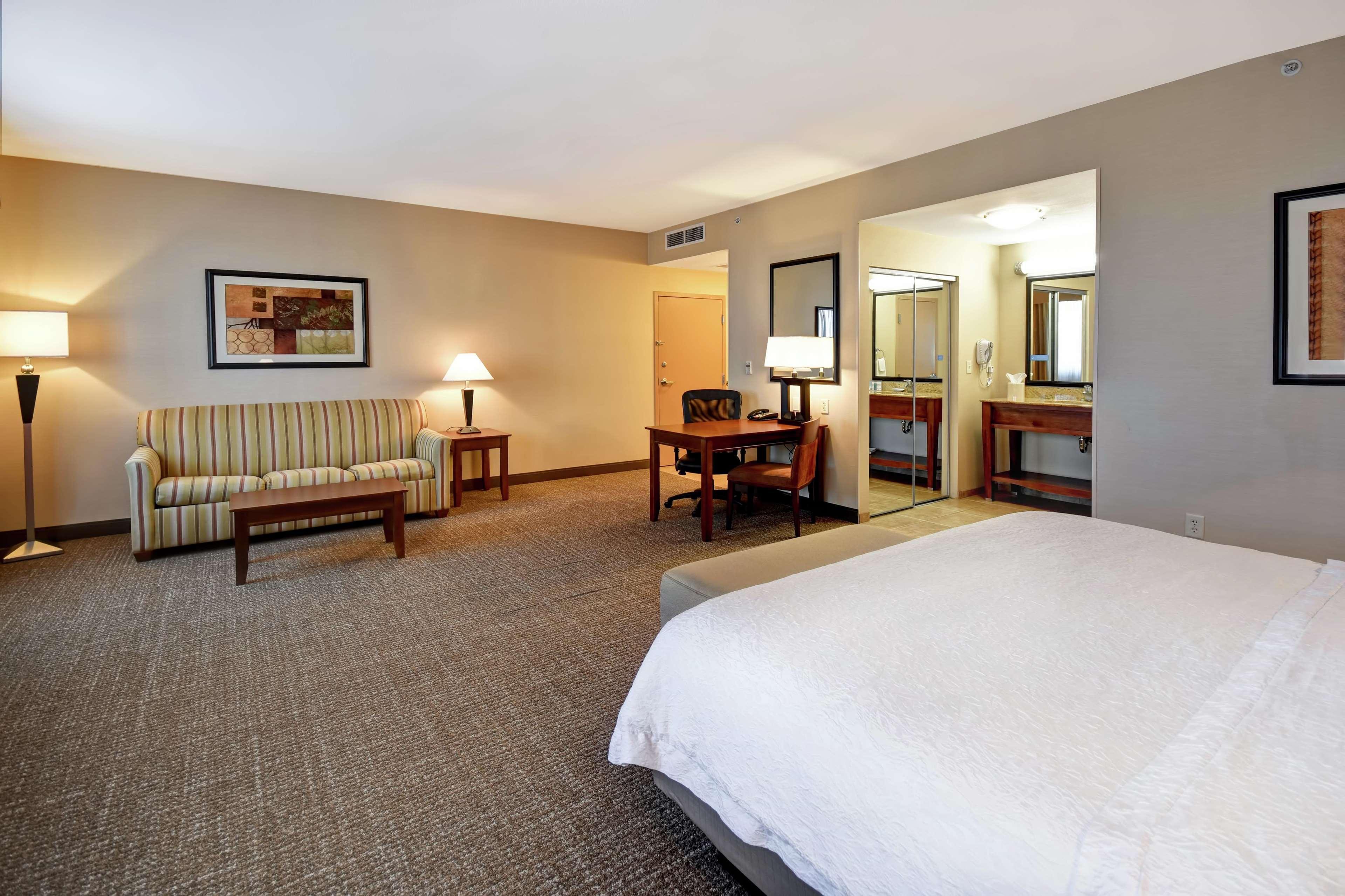 Hampton Inn & Suites Фолсъм Екстериор снимка